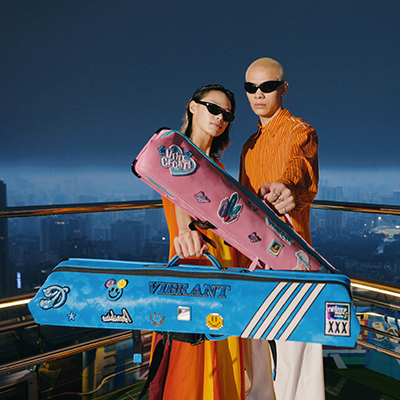 Duo on roof with decorated pink/blue Lizard cue cases.